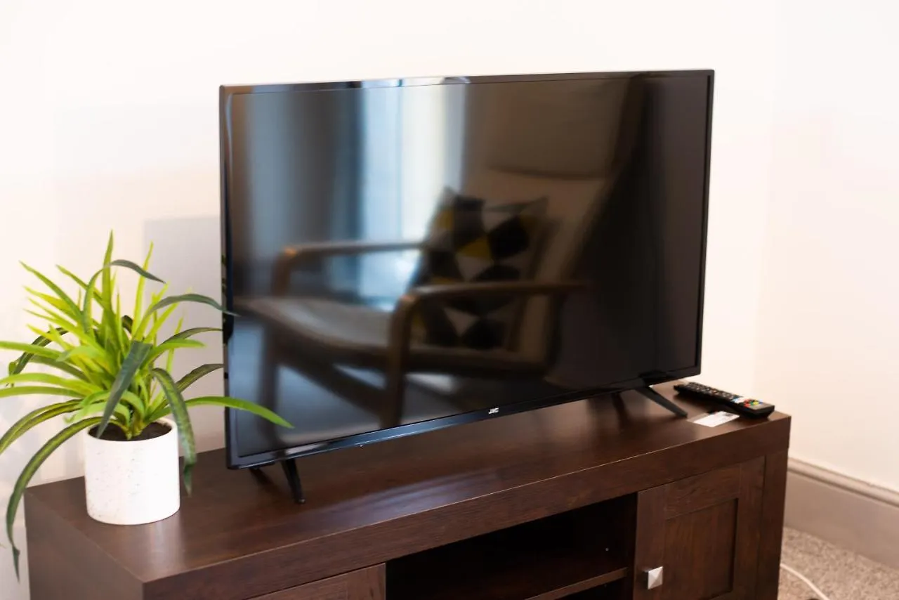 Garden, Spacious, Parking, Tv In All Rooms! Swansea Apartment