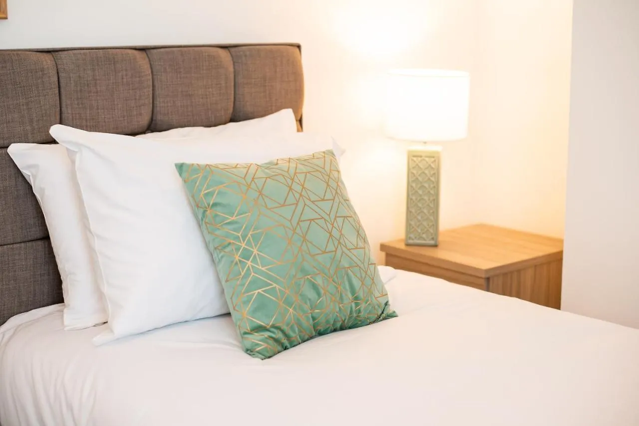 Garden, Spacious, Parking, Tv In All Rooms! Swansea Apartment