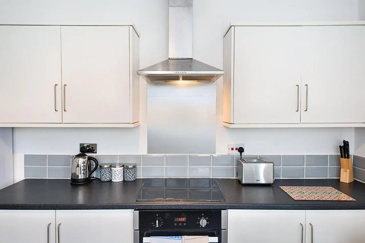 Garden, Spacious, Parking, Tv In All Rooms! Swansea Apartment