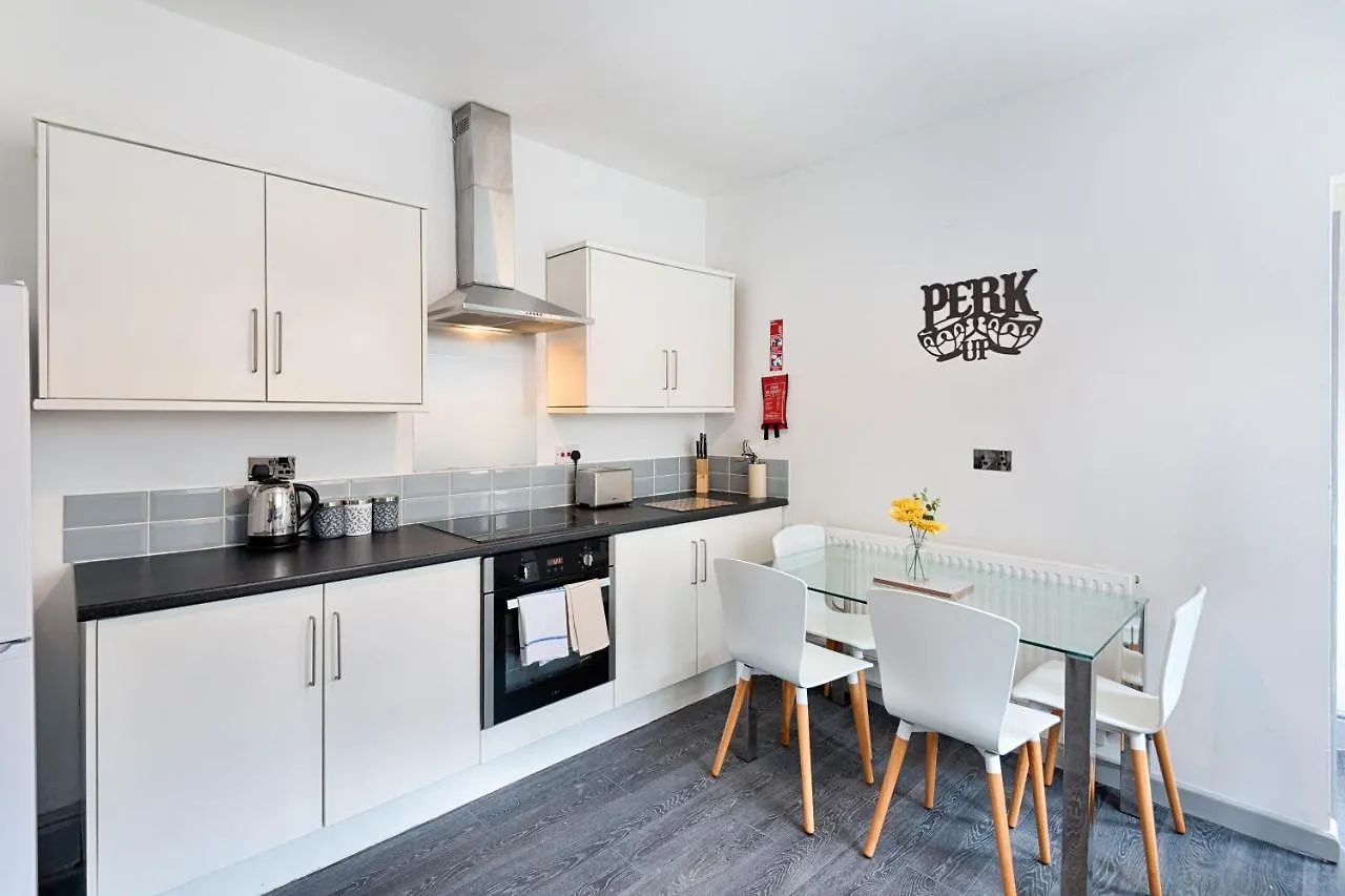 Garden, Spacious, Parking, Tv In All Rooms! Swansea Apartment