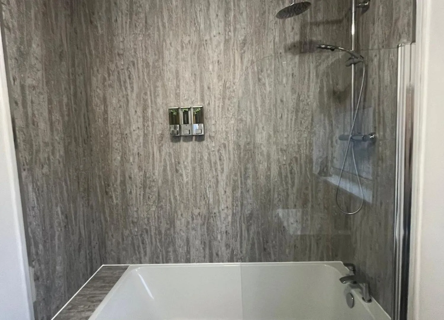 Apartment Garden, Spacious, Parking, Tv In All Rooms! Swansea